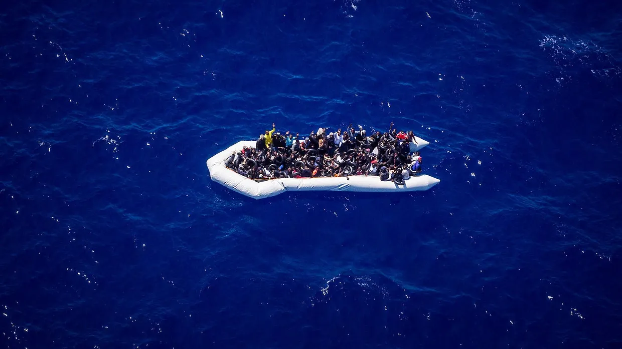 Auf dem Weg nach Europa: Schlauchboot mit Migranten vor der libyschen Küste am 5. Juni