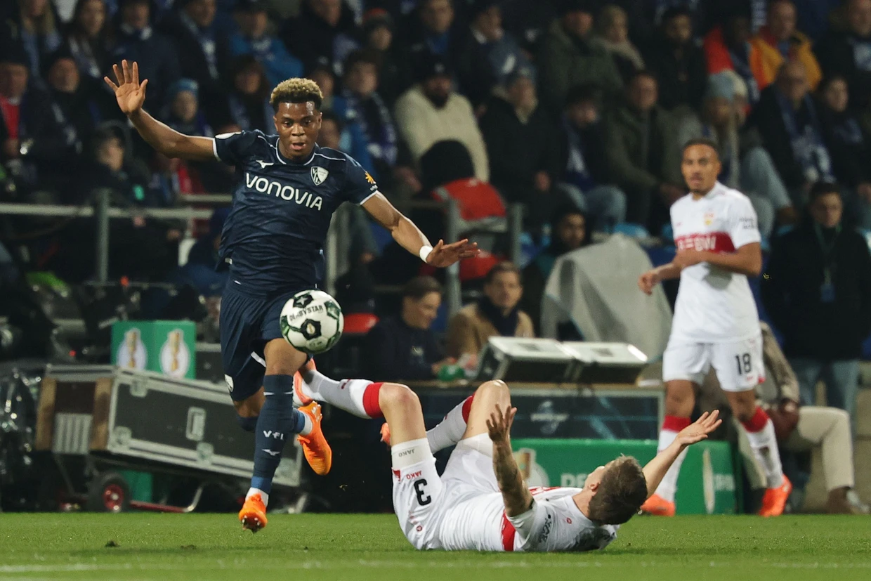 Farid Alfa-Ruprecht (izquierda) de Bochum deja a Ramon Hendriks de Stuttgart a la izquierda.