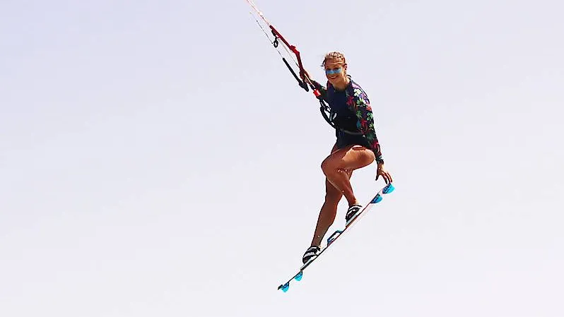 In Anbetracht dieses höchsten Glücks: Digitalnomadin Miriam Tymiec fliegt übers Meer.