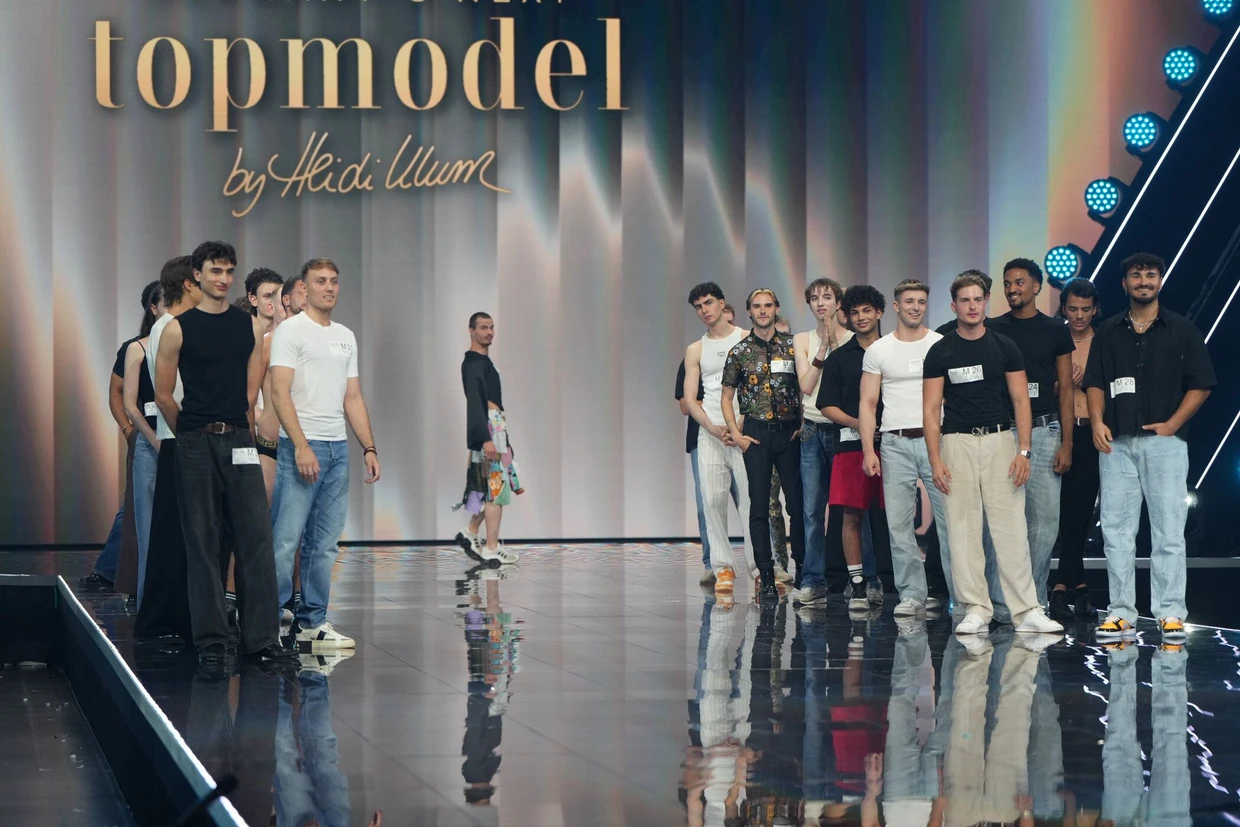 Los candidatos a modelo masculino se presentan.