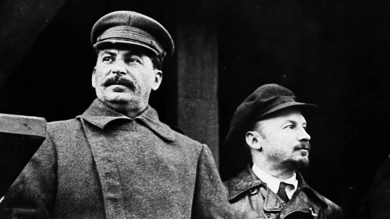 November 1930: Der sowjetische Diktator Josef Stalin (links) bei einer Kundgebung in Moskau.