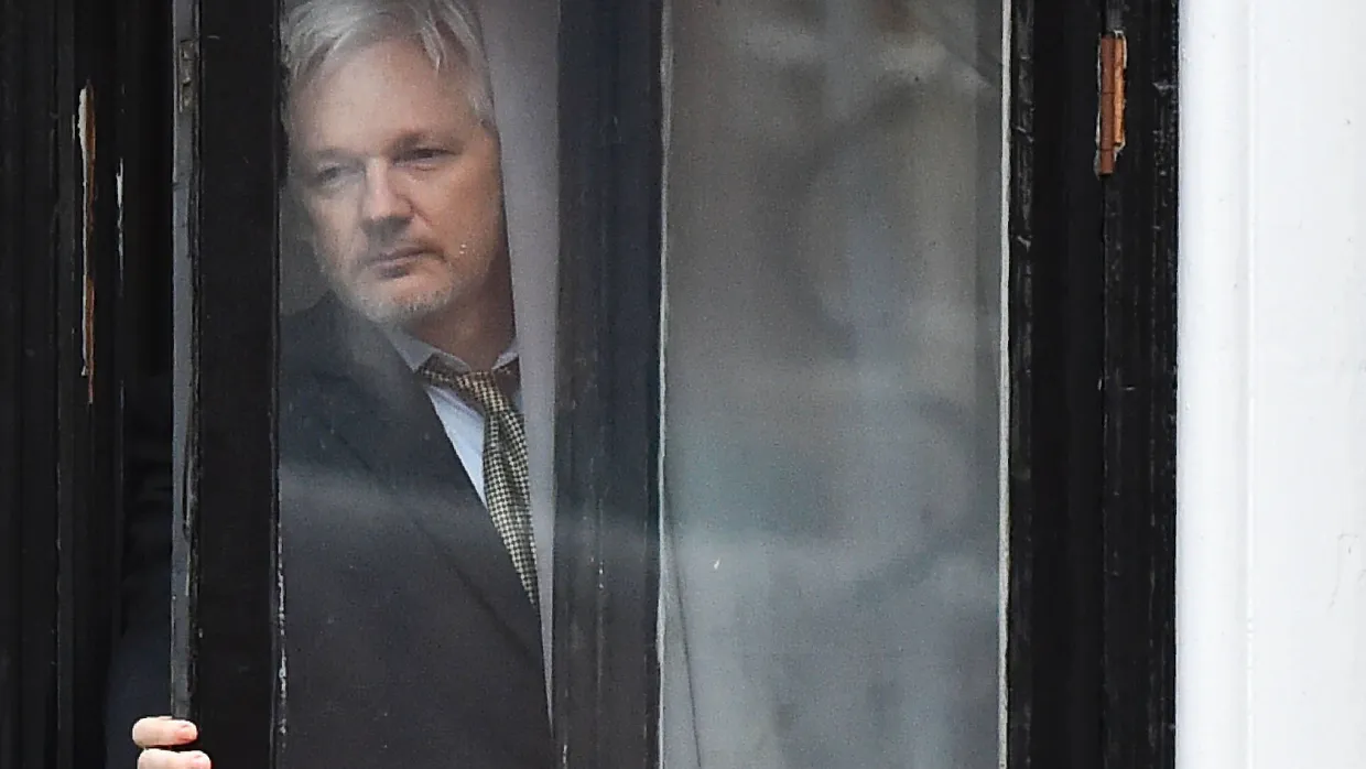Wikileaks-Gründer Julian Assange tritt auf den Balkon der ecuadorianischen Botschaft.