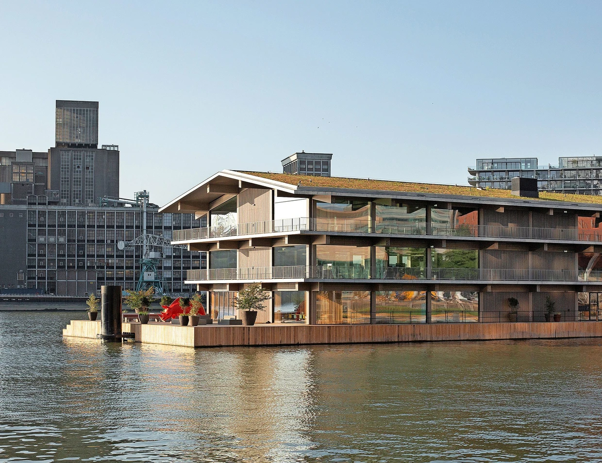  Das Floating Office Rotterdam des Büros Powerhouse Company lässt sich von Starkregen und steigendem Meeresspiegel nicht beeindrucken.