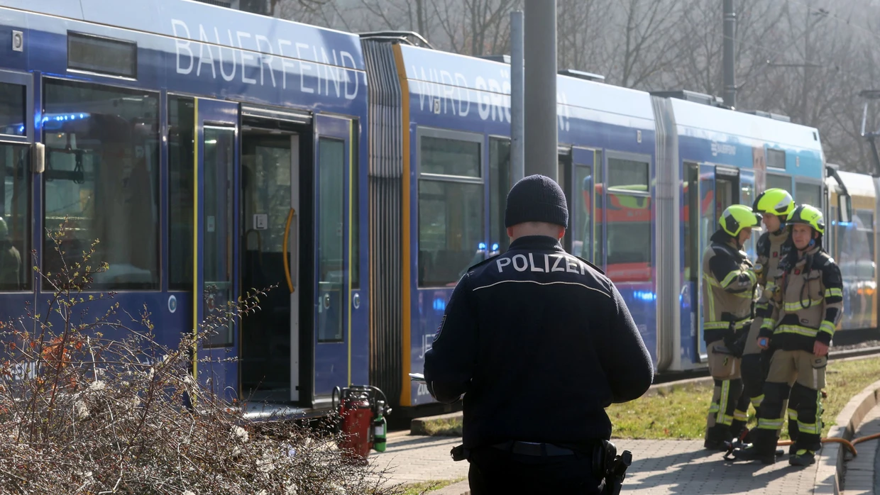 Brandanschlag in Gera: Eine Frau wurde in der Straßenbahn von einem Unbekannten mit Benzin übergossen und angezündet. Sie erlitt lebensgefährliche Brandverletzungen.