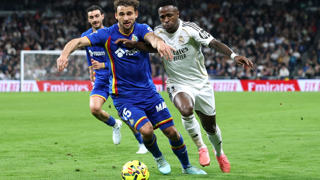 Getafes Sebastian Boselli und Vinicius Junior von Real Madrid im Zweikampf.