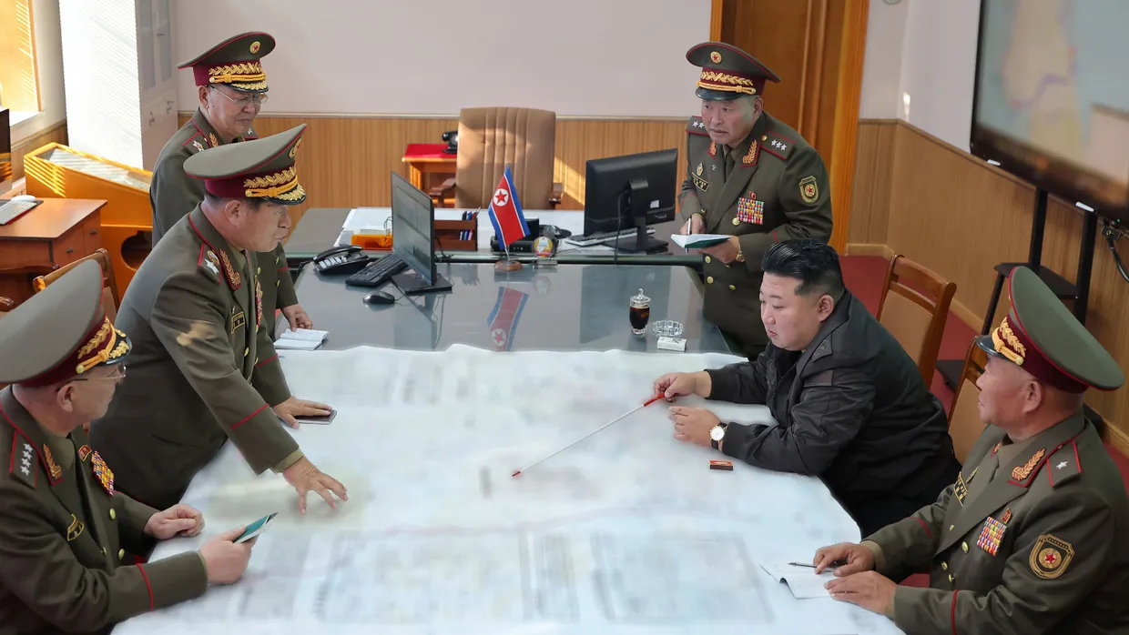 Das Foto der staatlichen nordkoreanischen Nachrichtenagentur Korean Central News zeigt Kim Jong-un mit Offizieren während eines Besuchs im Hauptquartier des 2. Korps