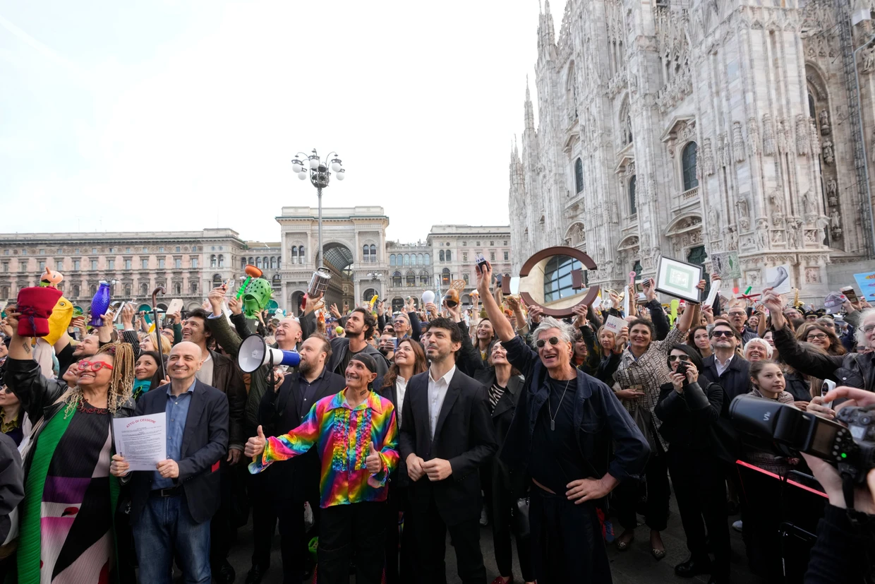 Vor dem Mailänder Dom: Maurizio Cattelan mit Kulturrat Tommaso Sacchi, Salvo und Gianfranco Maraniello, dem Direktor des Museo del Novecento während der Tauschbörse