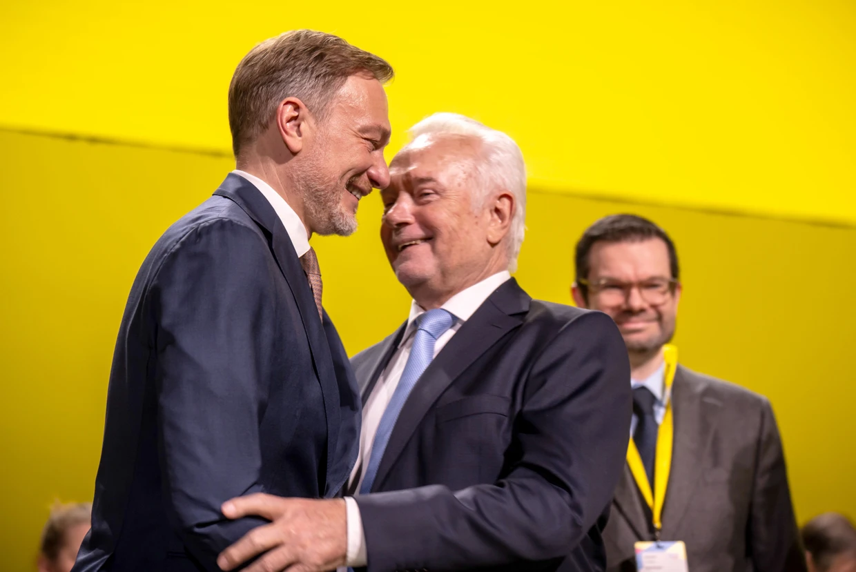 Christian Lindner, Wolfgang Kubicki und Marco Buschmann auf dem außerordentlichen Bundesparteitag der FDP vor der Bundestagswahl 2025.