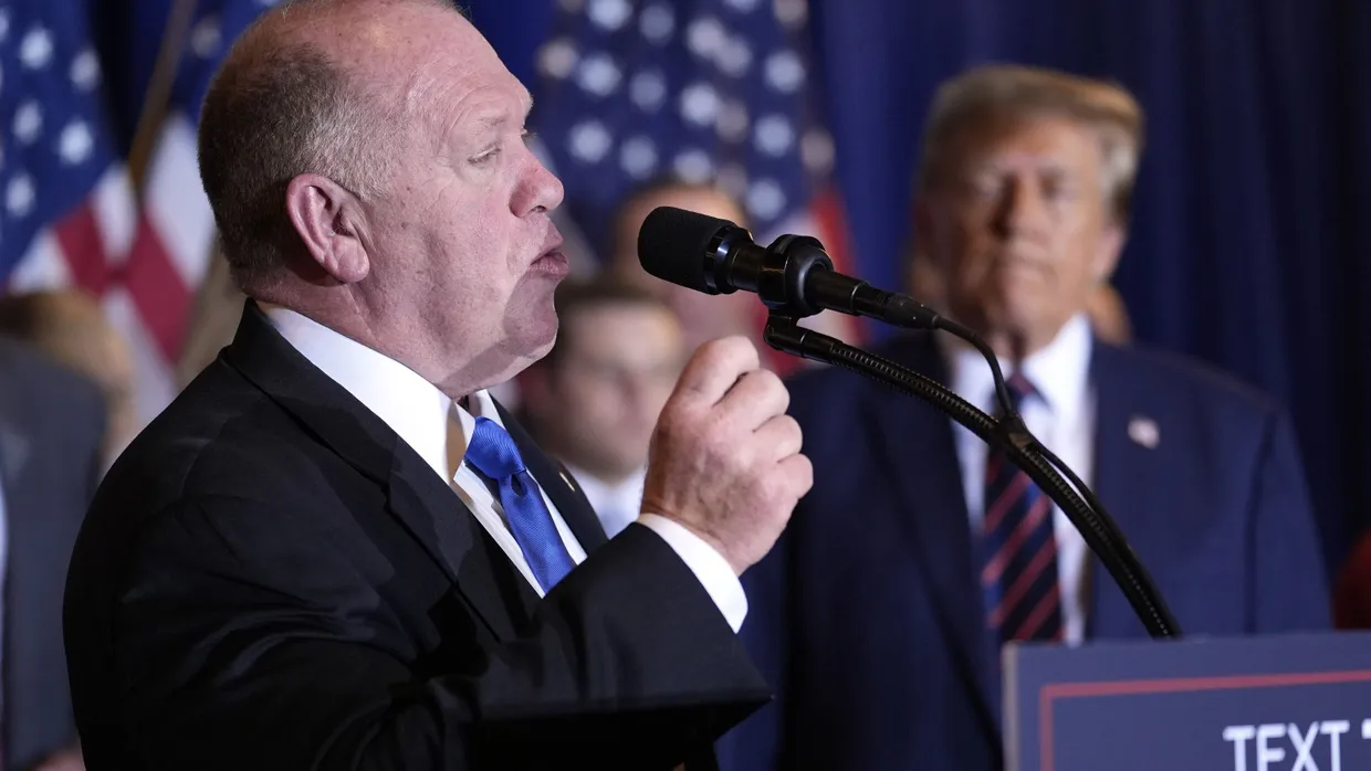 Donald Trumps Grenzbeauftragter Tom Homan zusammen mit dem künftigen Präsidenten während einer Vorwahlveranstaltung im vergangenen Jahr