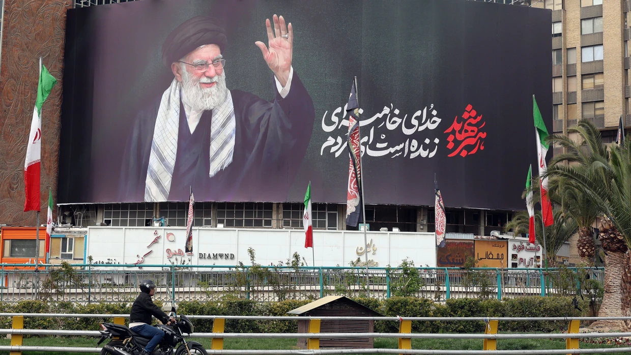 Plakatwand zur Trauer um den iranischen Obersten Führer Ali Khamenei in Teheran, 2. März 2026.