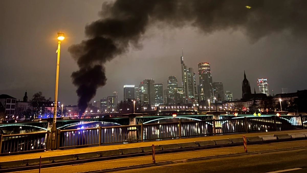 Die Rauchsäule des brennenden Reisebusses war deutlich zu sehen.