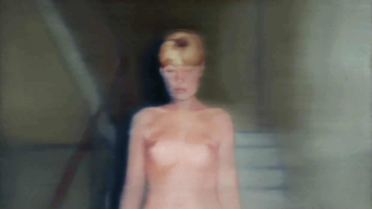 Geht auf Marcel Duchamps kubistisches Bild „Akt, eine Treppe herabsteigend“ zurück, ist aber des Malers erste Ehefrau auf der Atelierstiege: Gerhard Richters „Ema (Akt auf einer Treppe)“ von 1966