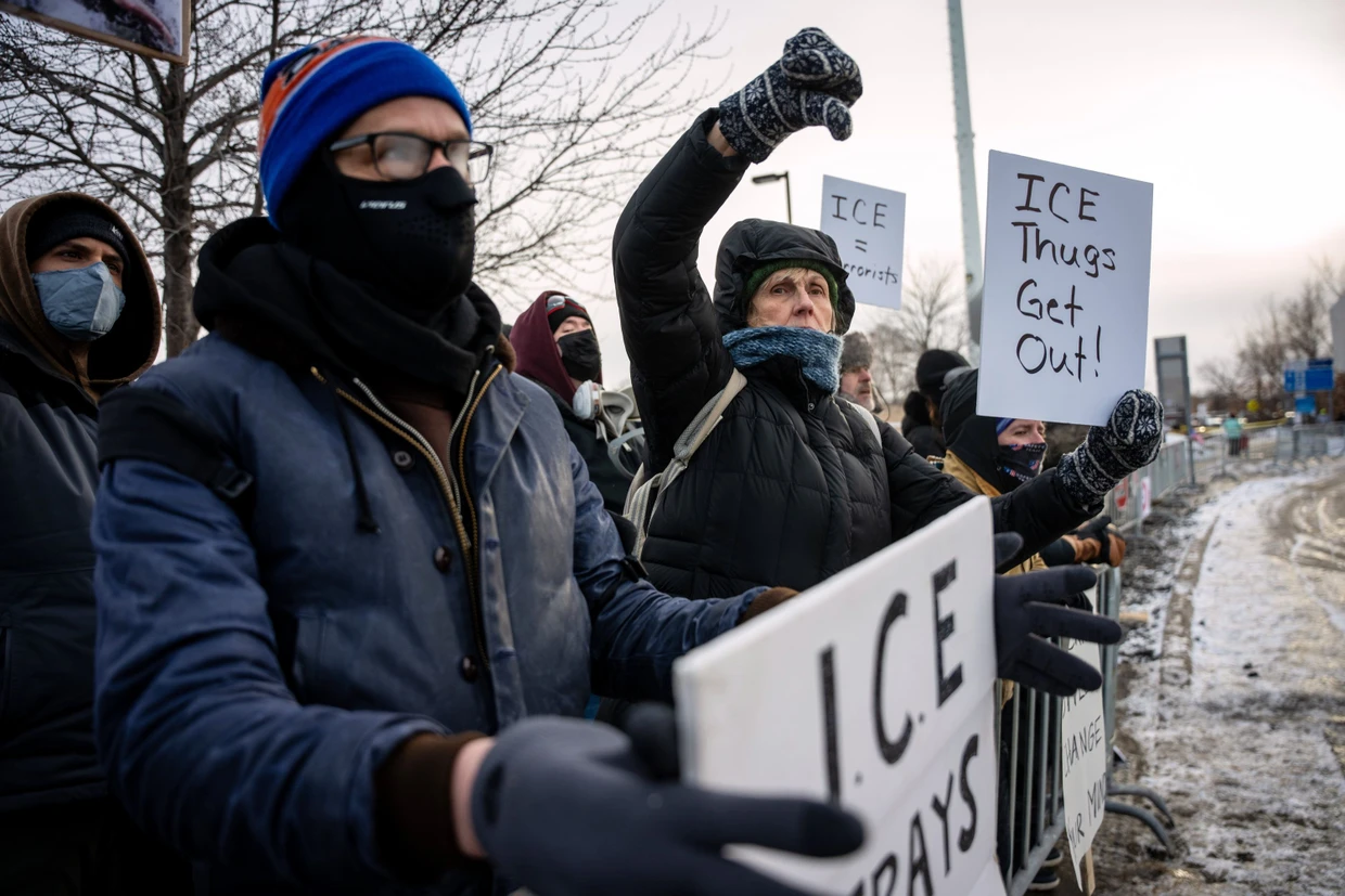 Am 20. Januar stehen Demonstranten vor dem Whipple-Gebäude, der Schaltzentrale und vorübergehenden Haftanstalt für ICE.