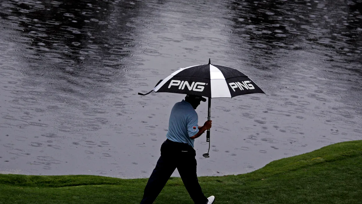 Mit Schirm und Schläger: Angel Cabrera beim Masters in Augusta
