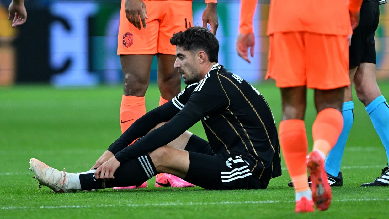 Für Kai Havertz (am Boden) war das Spiel in Amsterdam schon nach einer halben Stunde vorbei.