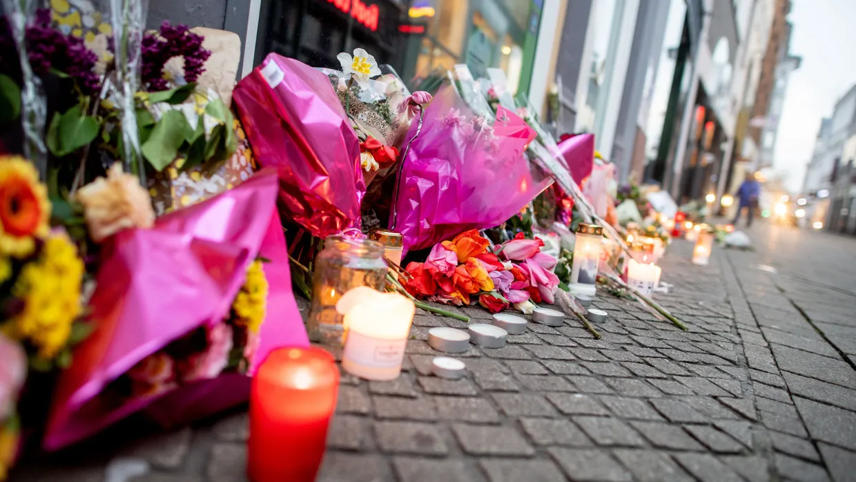 22. April 2025, Oldenburg: In der Achternstraße legen Menschen Blumen und Kerzen nieder – Gedenken an den tödlich verletzten 21-Jährigen nach dem Polizeieinsatz.