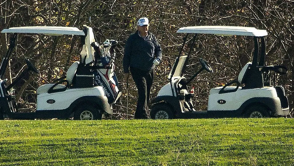 Der amerikanische Präsident Donald Trump am Samstag auf einem Golfplatz in Virginia