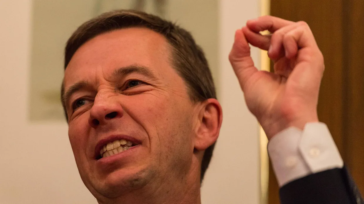 Dieser Punkt geht an Bernd Lucke. Seine Rivalin, die AfD-Co-Vorsitzende Frauke Petry, hatte die Vereinsgründung von „Weckruf 2015“ scharf kritisiert.