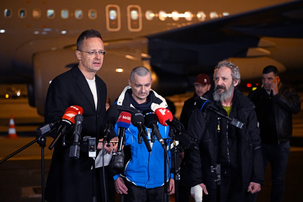 Péter Szijjártó mit den beiden Kriegsgefangenen: Sein Draht nach Moskau ist gut