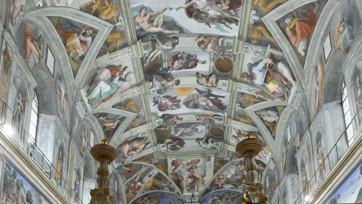 Der neu gewählte Papst Leo XIV. verlässt nach der Konzelebration mit dem Kardinalskollegium die Sixtinische Kapelle im Vatikan.