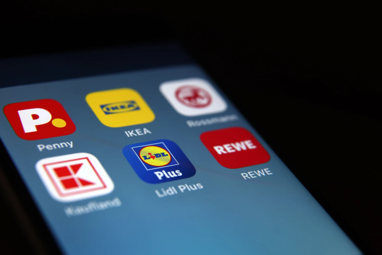 Apps der Handelsketten Penny, Ikea, Rossmann, Kaufland, Lidl und Rewe auf dem Display eines Smartphones