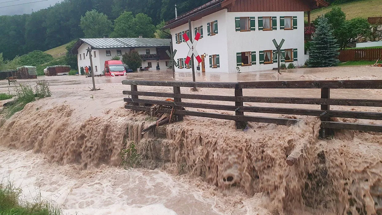 Der Landkreis Berchtesgadener Land hat nach starkem Regen wegen Hochwassers den Katastrophenfall ausgerufen.