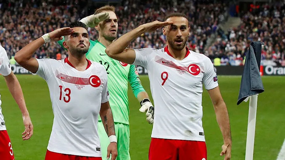 Geste mit großer Wirkung: Die türkischen Fußball-Profis salutieren beim Spiel gegen Frankreich nach dem Treffer von Bundesliga-Spieler Kaan Ayhan.