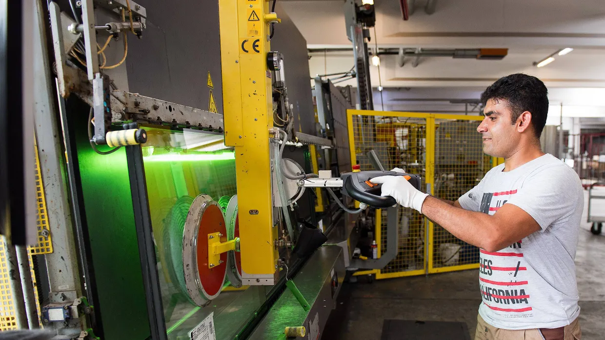 Fleißig bei der Arbeit: Ein Flüchtling aus Afghanistan in der Produktion der Firma Energy Glas in Wolfhagen in Hessen.