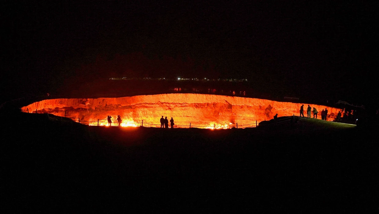 Seit einem halben Jahrhundert brennt das Gas im Darvaza-Krater in der Karakum-Wüste.   Martin Dix