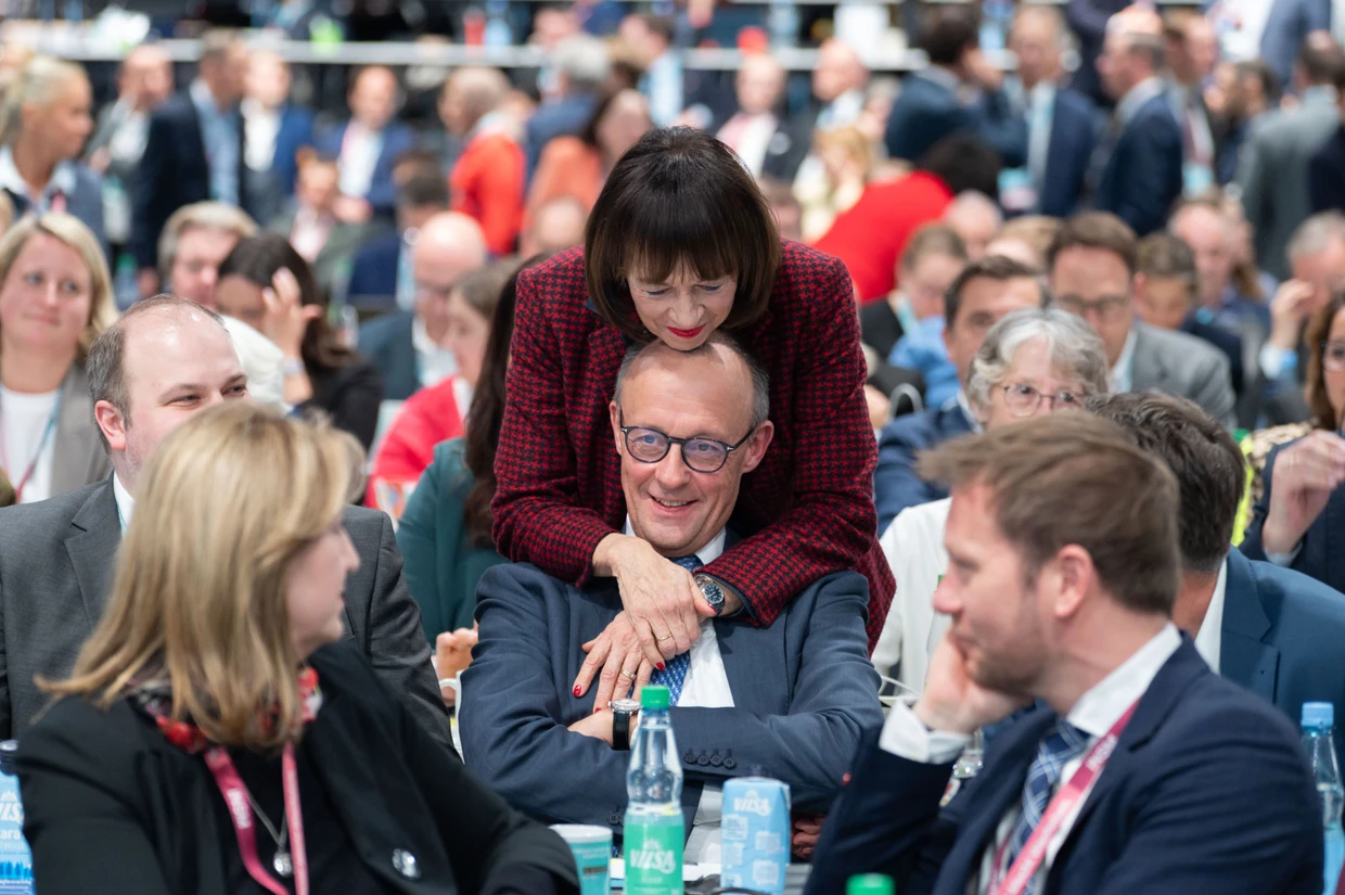 Erleichterung: Friedrich Merz mit Ehefrau Charlotte Merz nach der Wiederwahl als CDU-Vorsitzender