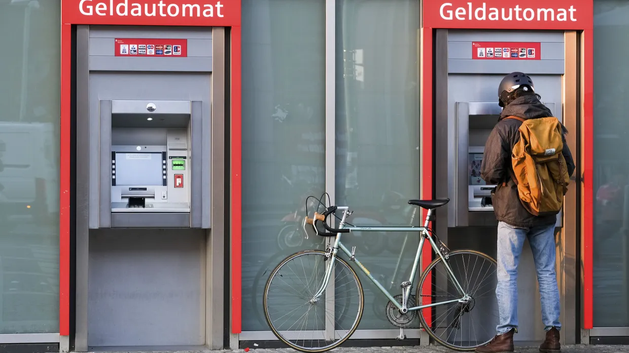 Geldautomaten der Berliner Sparkasse: Die Kunden vertrauen dem Bankensystem nur, wenn sie jederzeit über ihr Geld verfügen können.