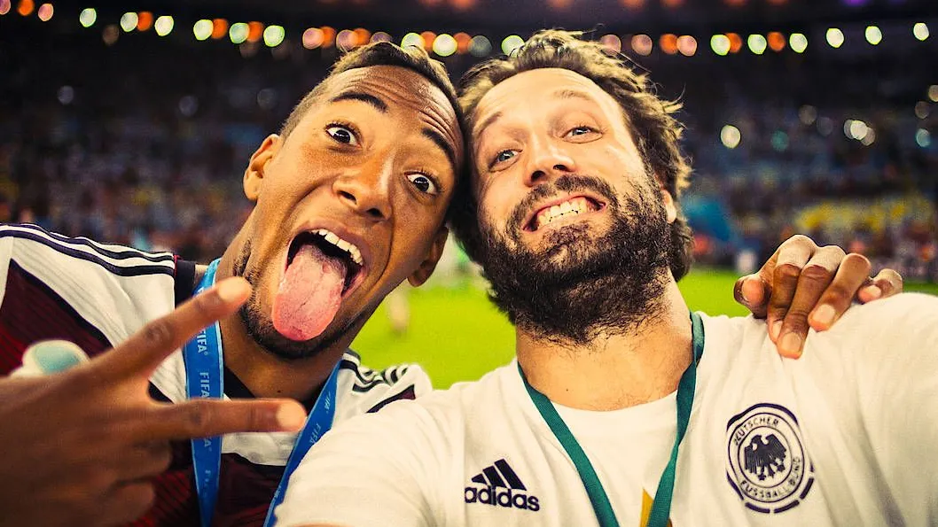 Der WM-Triumph von Brasilien im Sommer 2014: Paul Ripke beim Selfie mit Jerome Boateng (links)