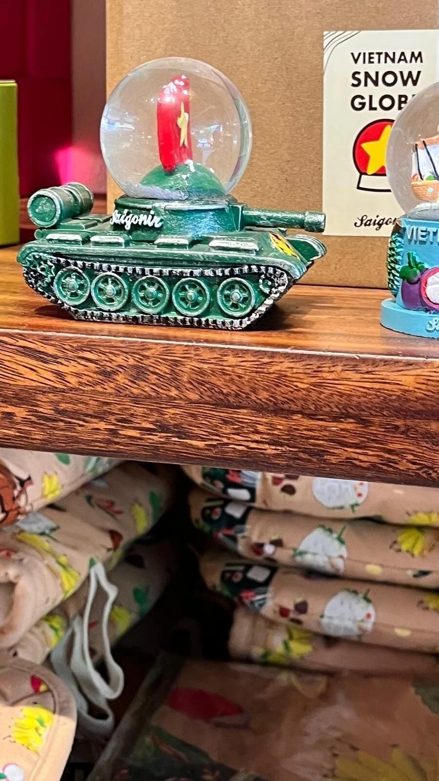 Schneekugel mit Vietcong-Panzer in Saigon