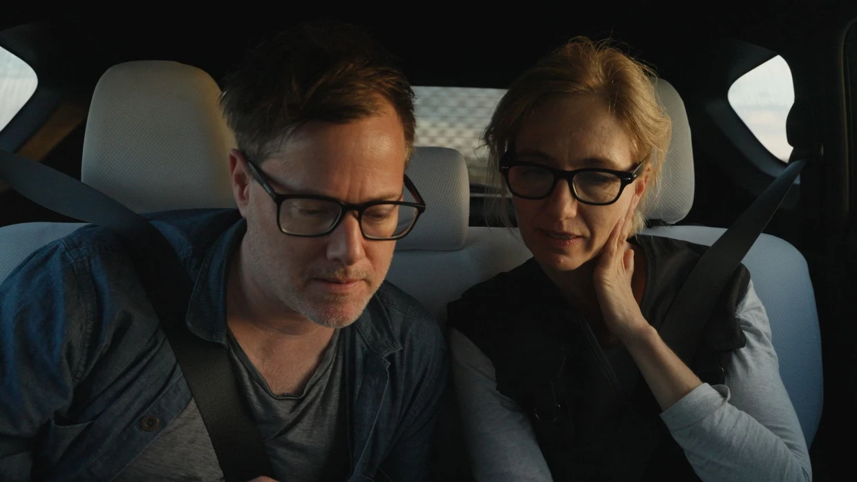 Besprechung im Auto. Ursina Lardi mit dem Regisseur Milo Rau.