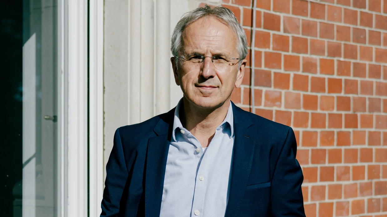 Prof. Dr. med. Andreas Michalsen arbeitet als Internist, Ernährungsmediziner und Fastenarzt in Berlin.