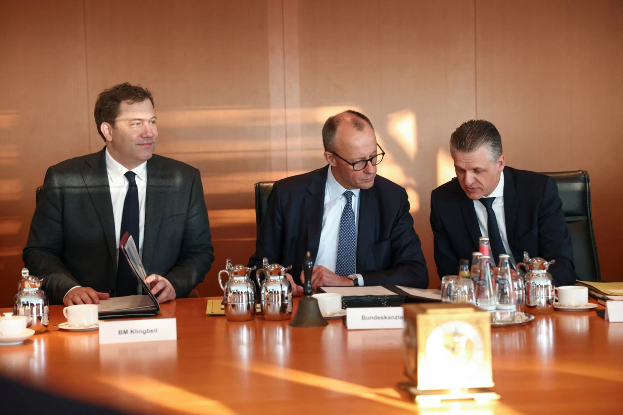 Enge Abstimmung: Frei mit dem Kanzler und Finanzminister und Vizekanzler Lars Klingbeil von der SPD