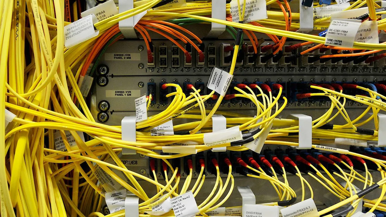 In Spitzenzeiten durchlaufen den Internet-Konten von De-Cix fünf Terabyte Daten pro Sekunde.