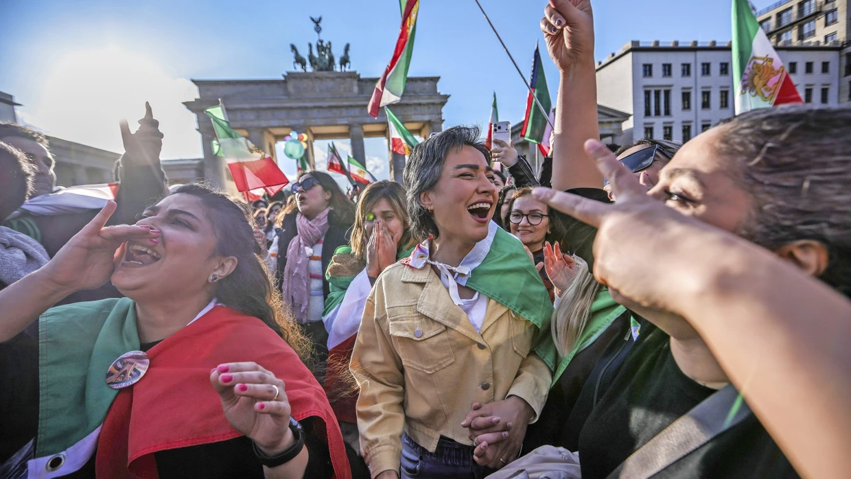 Freude über die Militärschläge gegen die Mullahs: Für das BSW verwechseln die Feiernden, hier am Sonntag am Brandenburger Tor in Berlin, „Zerstörung mit Erlösung“.