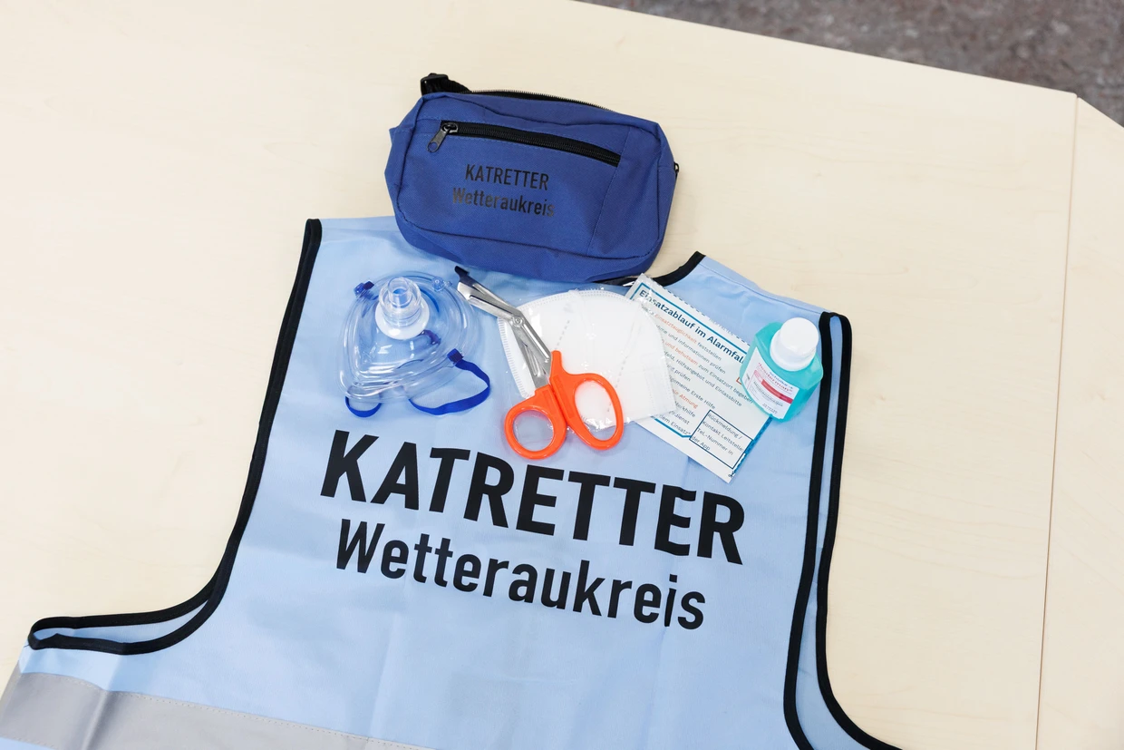 Gerüstet: Jeder Katretter bekommt eine Weste, eine Beatmungsmaske, eine Schere, eine FFP2-Maske, schriftliche Instruktionen und Desinfektionsmittel.