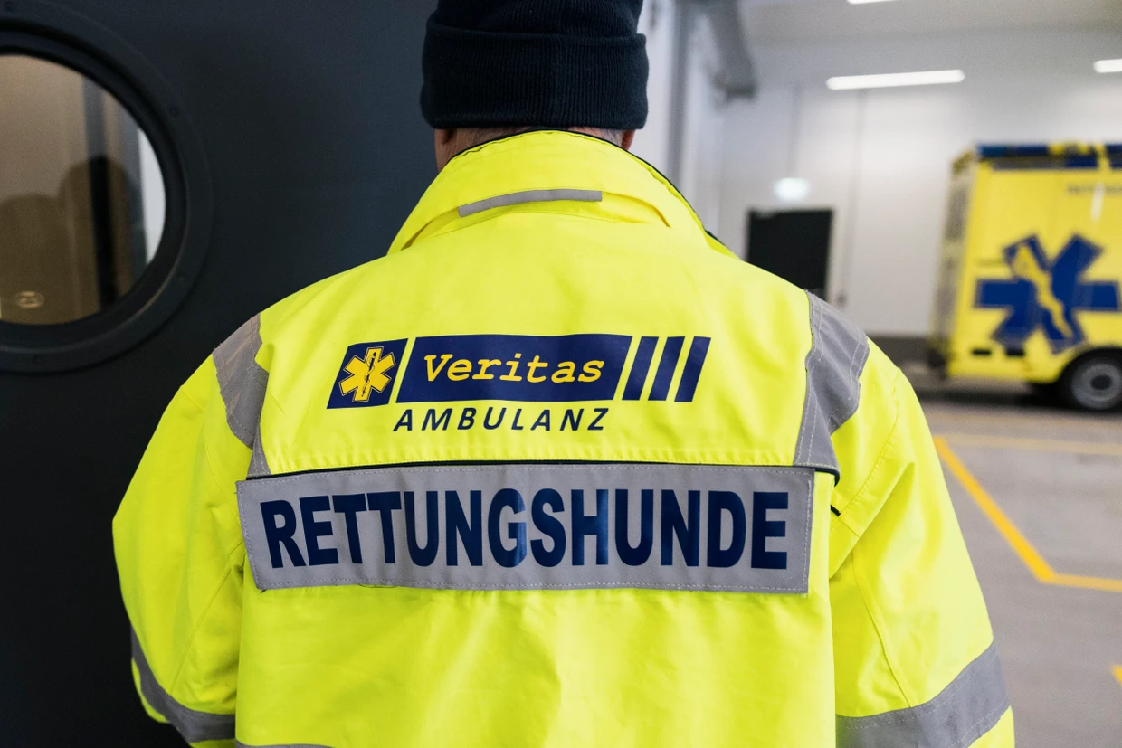 El adiestrador de perros Raimund Saar con una chaqueta con el lema "Perros de rescate". Tomada el 26 de enero de 2026 en Kelsterbach.