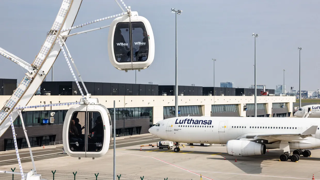 Über den Fliegern: Zum Eröffnungsfest konnten die Besucher das neue Terminal von einem Riesenrad aus in Augenschein nehmen.