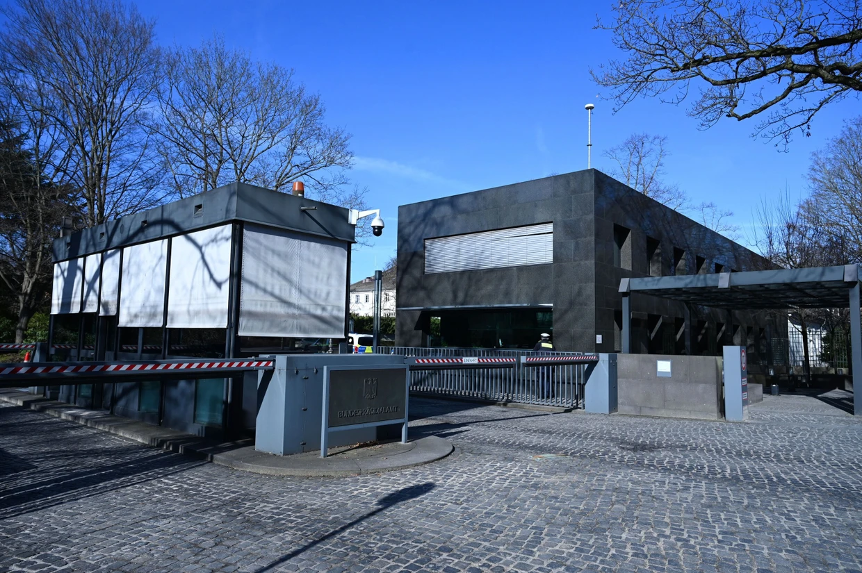 Die Videoüberwachung ist analog: Blick auf die Wache am Haupteingang vor dem Schloss Bellevue