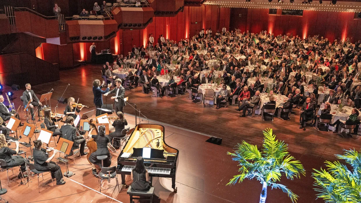 Musikalisches Gruppenbild mit Palme: Im Großen Saal spielt die Kammerphilharmonie Frankfurt unter der Leitung von Nicolai Bernstein und Vladimir Korneev für die Freunde der Alten Oper.
