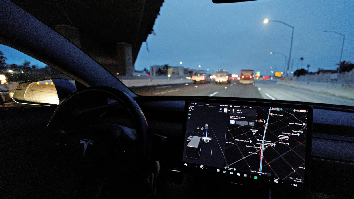 Potentielles Cyberrisiko? Der Autopilot steuert einen Tesla über einen amerikanischen Highway.