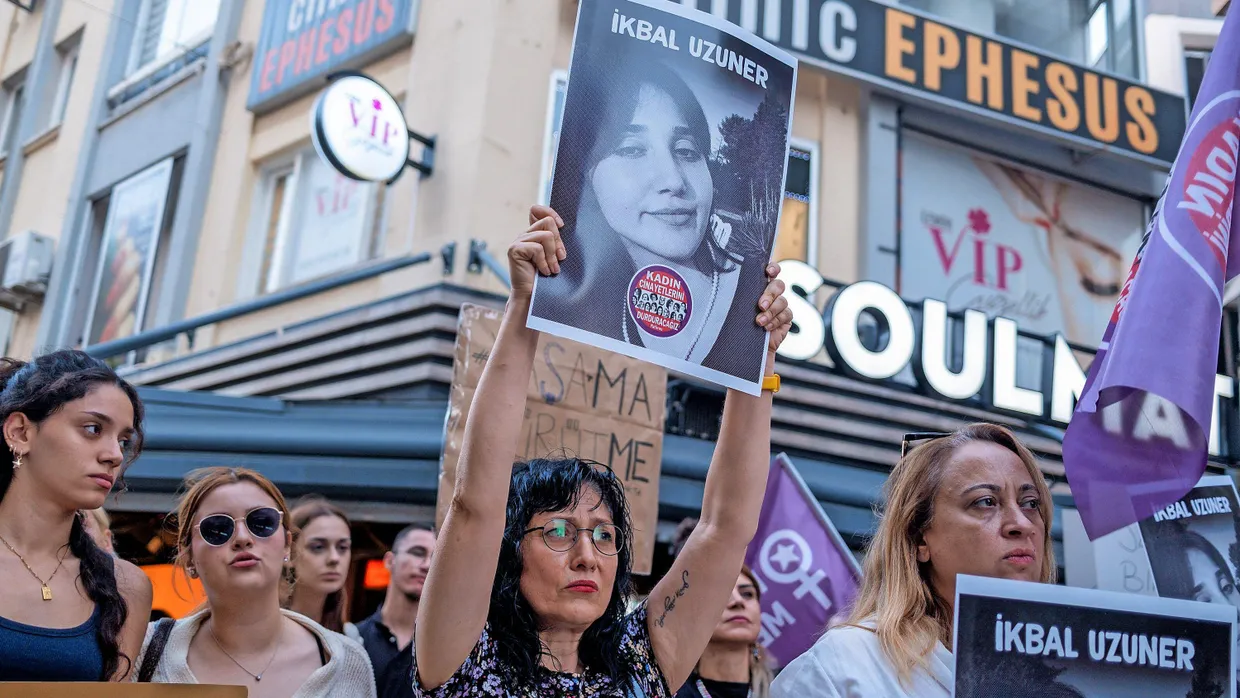 Anfang Oktober in Izmir: Demonstrantinnen prangern Femizide an.