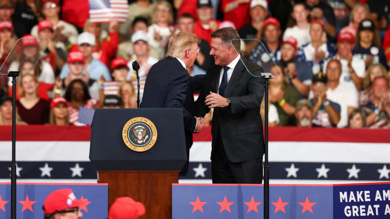 Herzlich Willkommen: Präsident Donald Trump begrüßt Audi-Chef Gernot Döllner im Guardian Center in Perry, Georgia