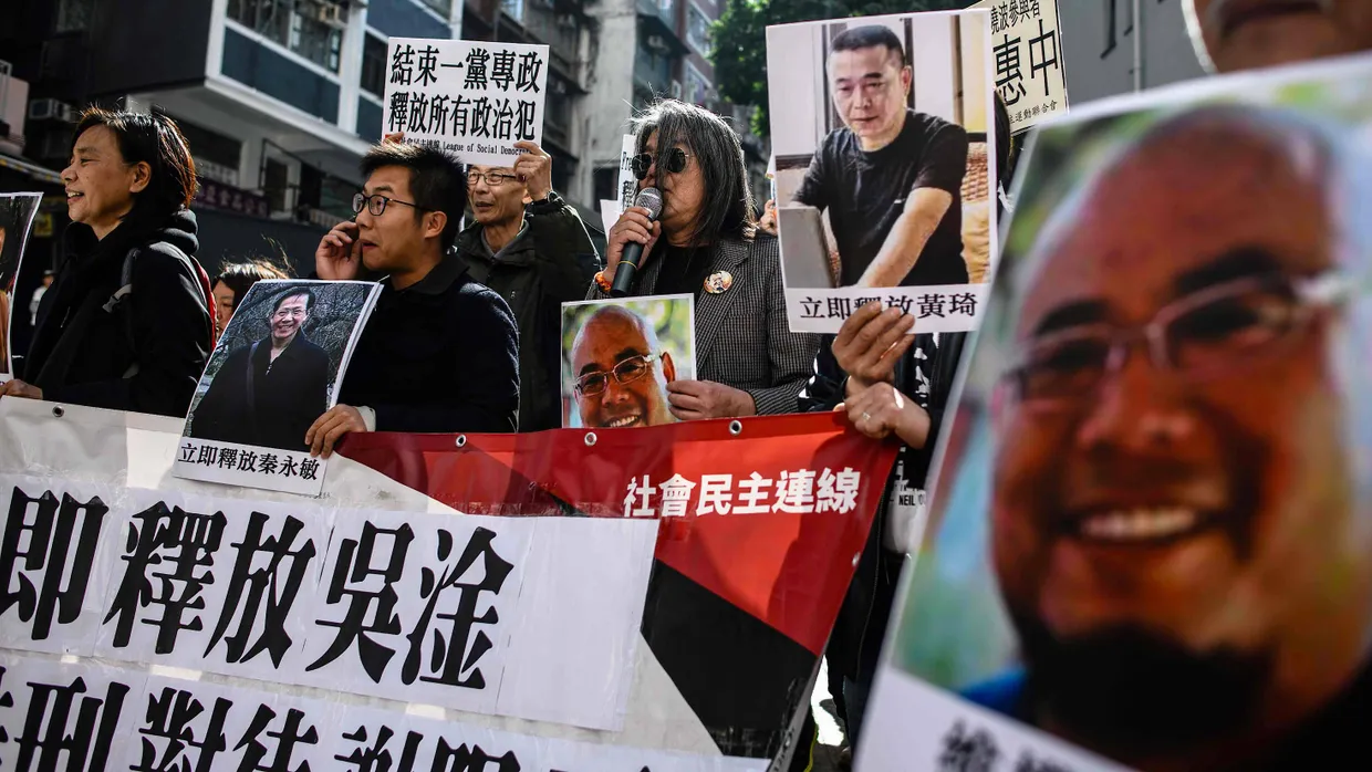Demo in Hongkong für die Freilassung von Wu Gan (auf den Bildern in der Mitte und rechts zu sehen) und anderen inhaftierten Aktivisten