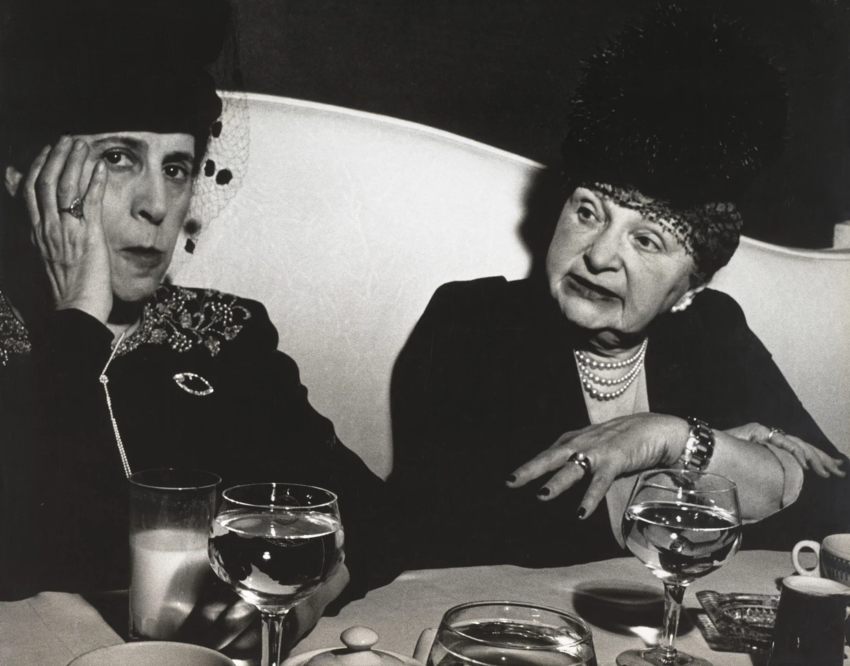 Schönheit im Auge der Betrachterin? Besucherinnen einer New Yorker Modenschau im Hotel Pierre