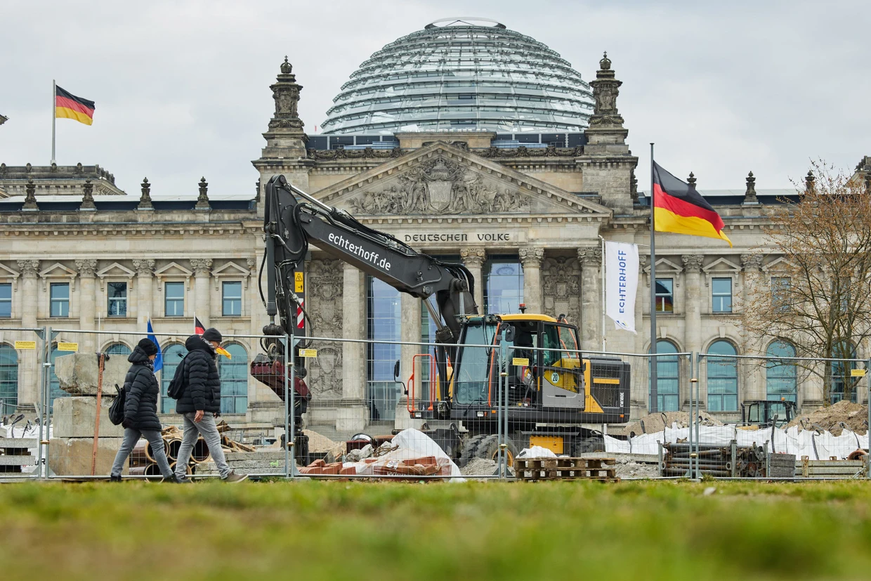 Eine Baustelle auf der Wiese vor dem Reichstagsgebäude