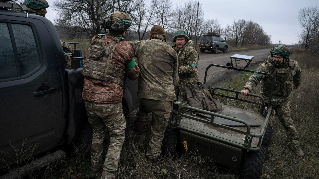 Evakuierung eines ukrainischen Soldaten mit Hilfe eines unbemannten Bodensystems in Donetsk